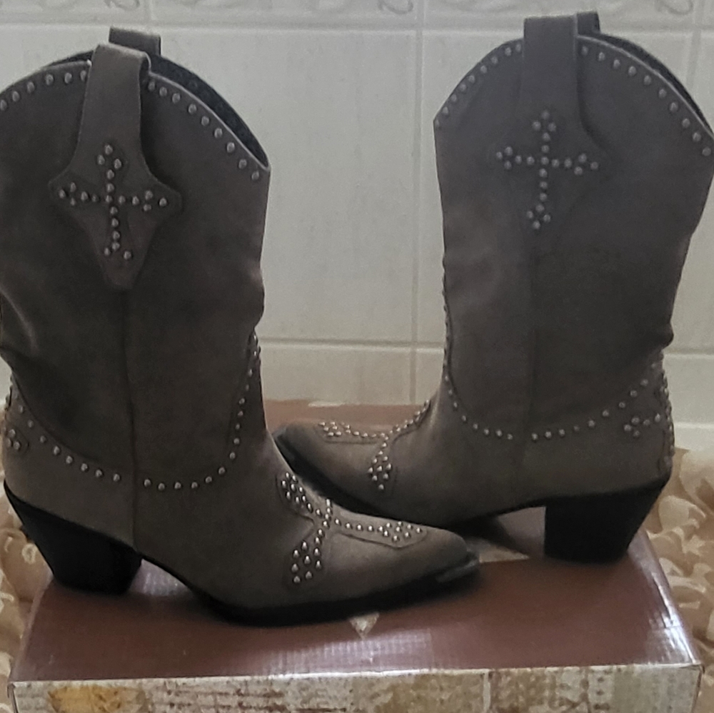 Cowgirl boots!! Brand NEW with tags.